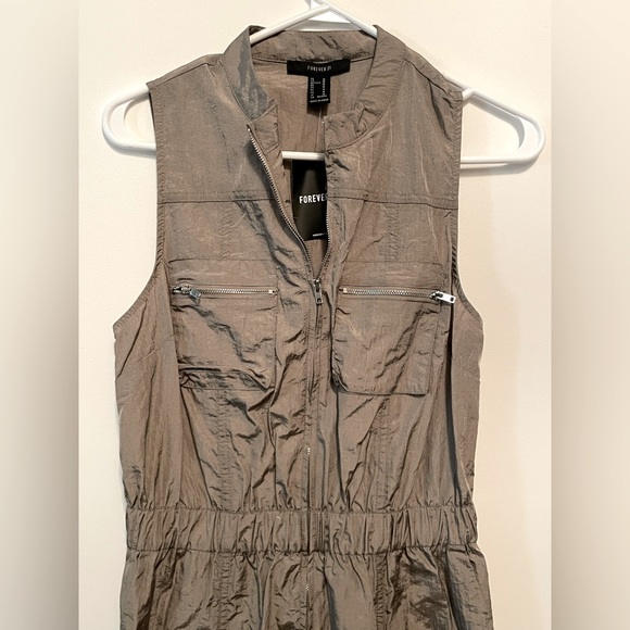 Forever 21 Sleeveless Cargo Jumpsuit, Size Large. - Picture 3 of 5